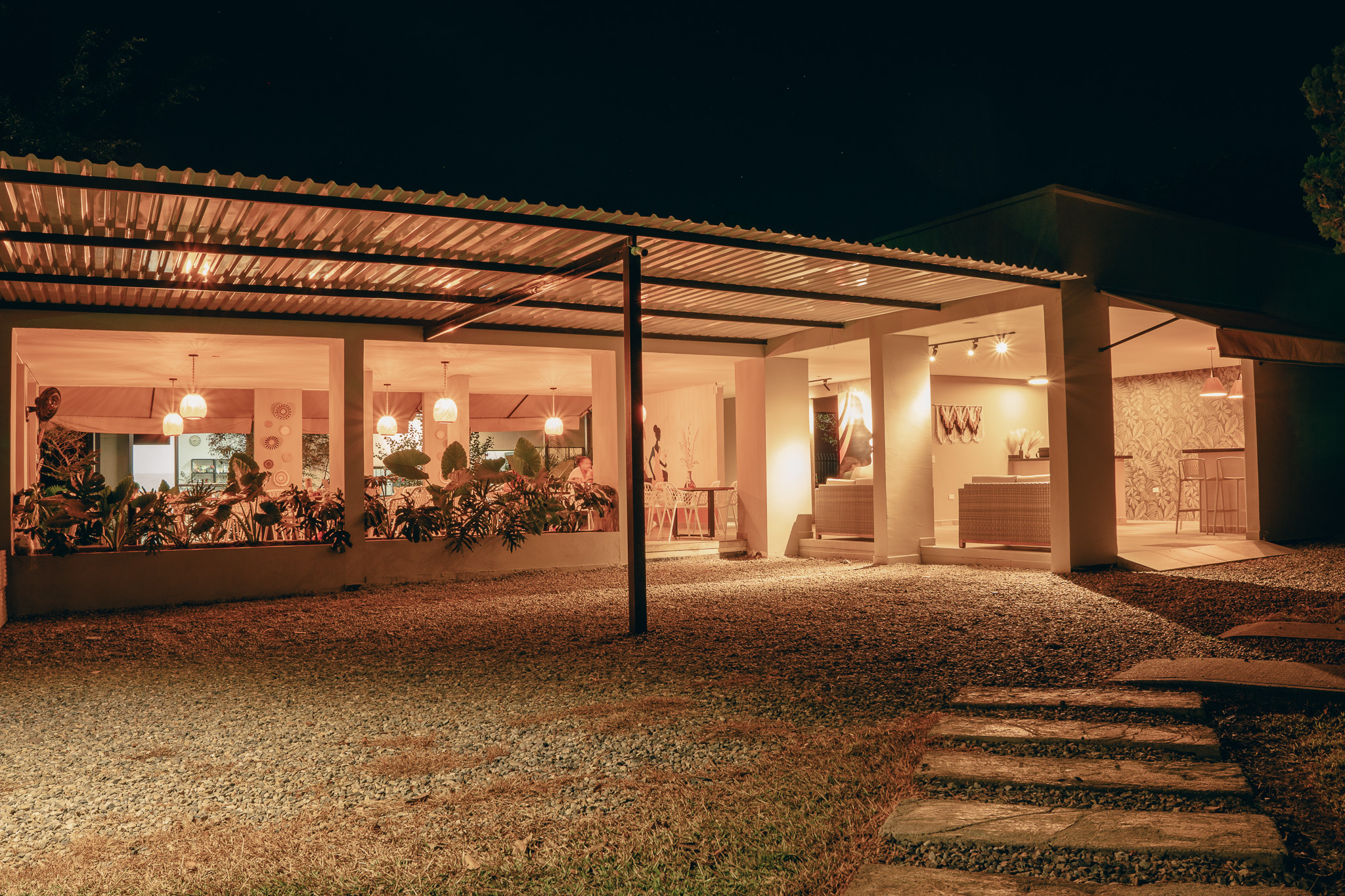 Zona social de ZULÚ de noche