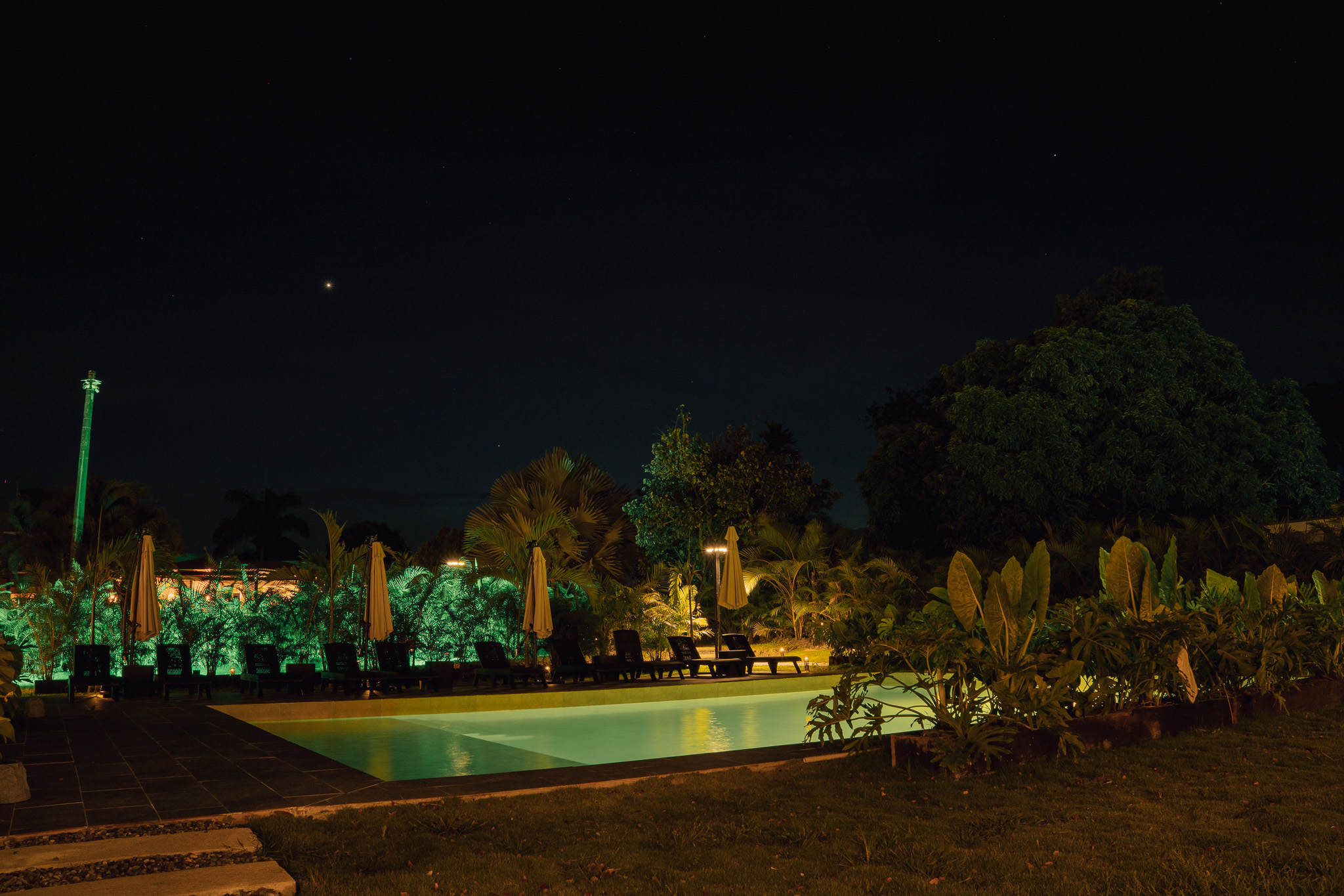Piscina de ZULÚ bajo las estrellas