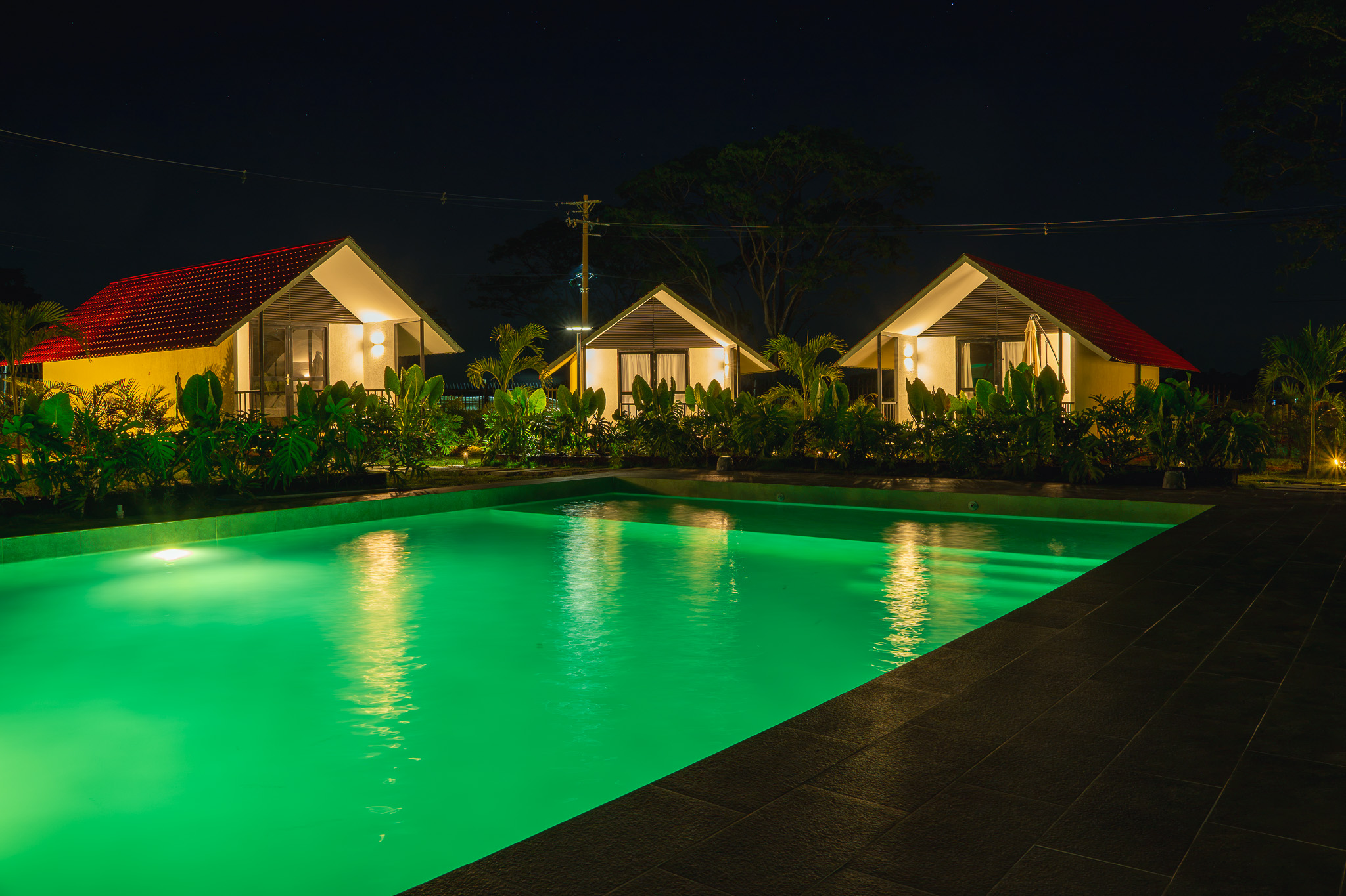 Piscina de ZULÚ iluminada de noche