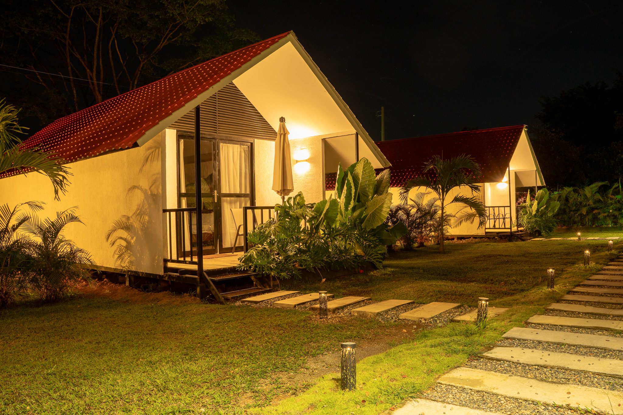 Cabaña de ZULÚ Hotel iluminada de noche