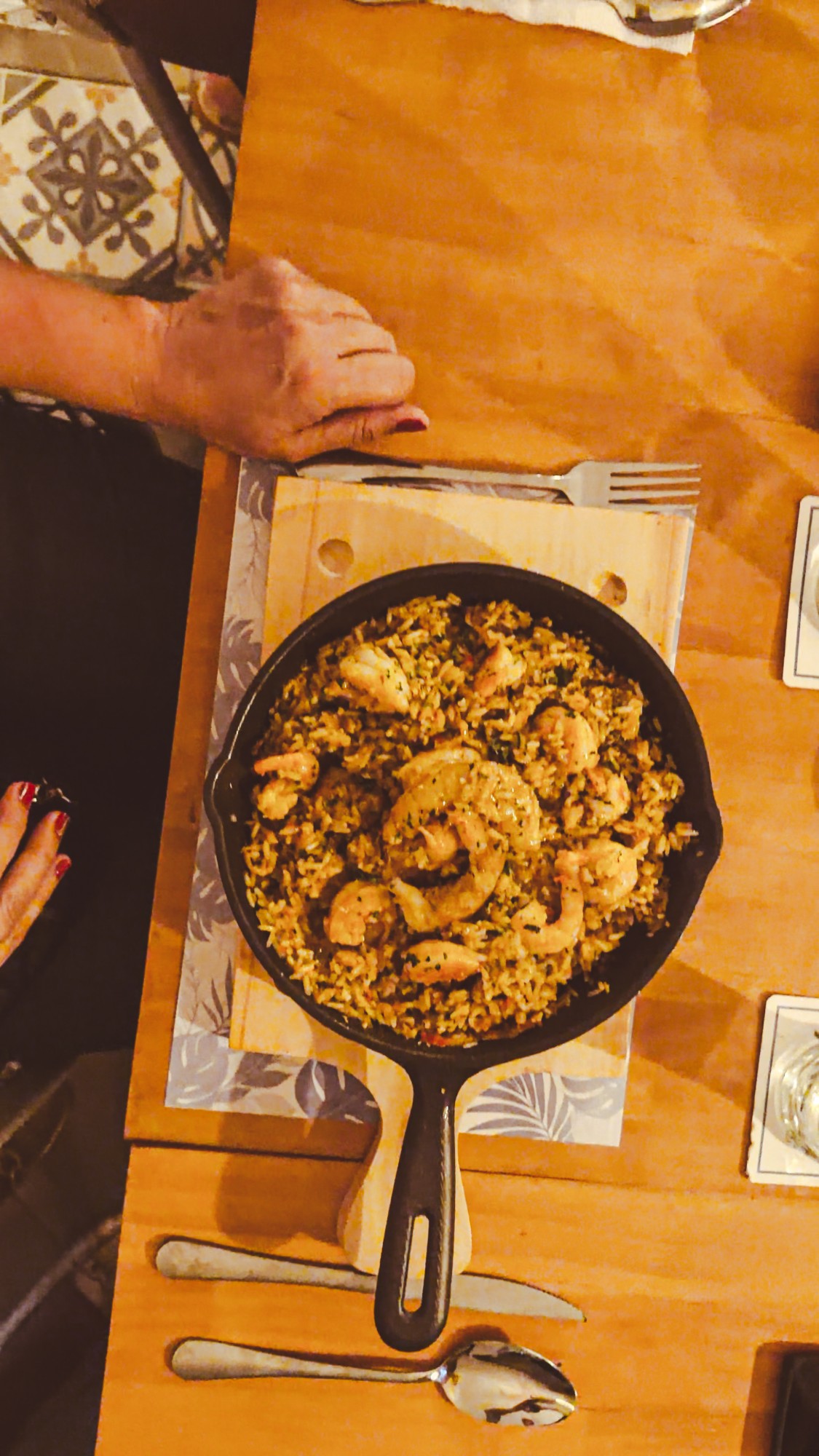 Arroz de mariscos servido en sartén de hierro, ZULÚ